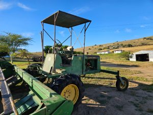 John Deere 880 Windrower