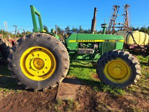 1985 John Deere 2140 4x2