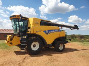 2023 New Holland CR 7.90 Combine Harvester