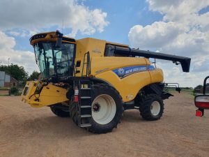 2023 New Holland CR 7.90 Combine Harvester