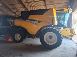 2023 New Holland CR 7.90 Combine Harvester