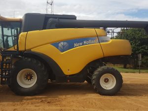 2008 New Holland CR 9060 Combine Harvester