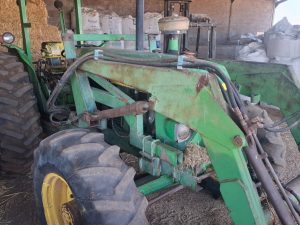 John Deere 2140 4x4 with Rovic Loader