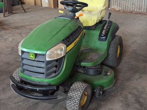 John Deere 100 Series Ride On Mower