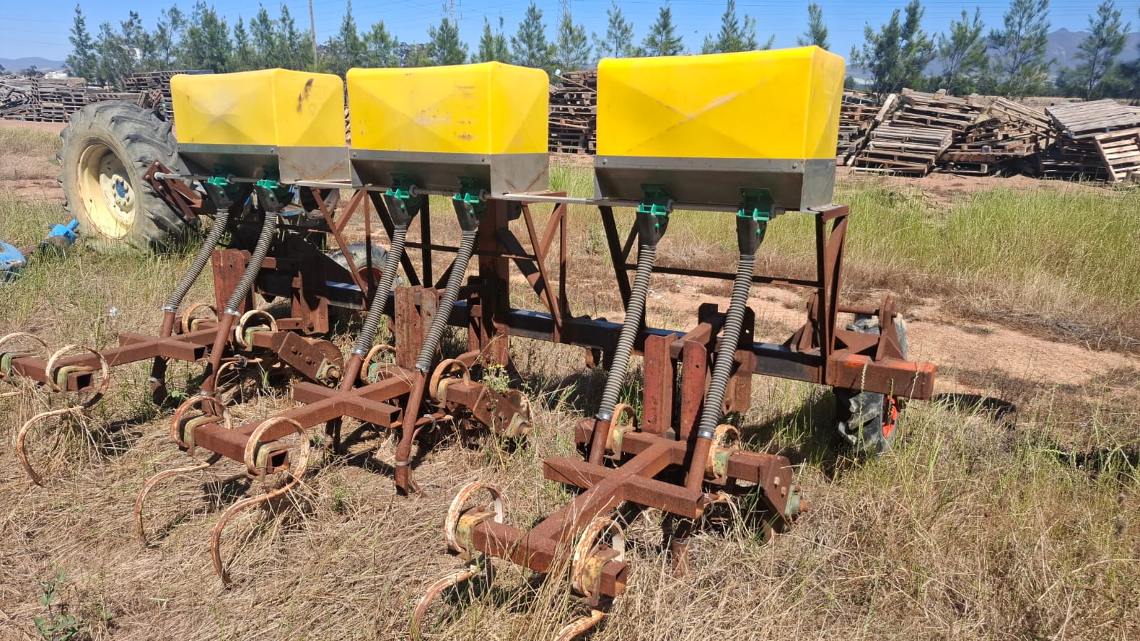Interrow Cultivator with Fertilizer Bins